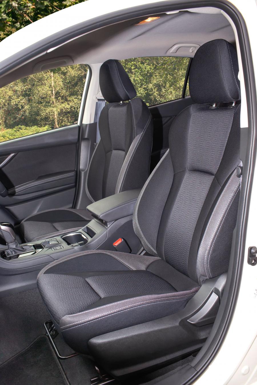 Интерьер Subaru Impreza 5-Door 2017 года  (UK) (фото 9 из 12)